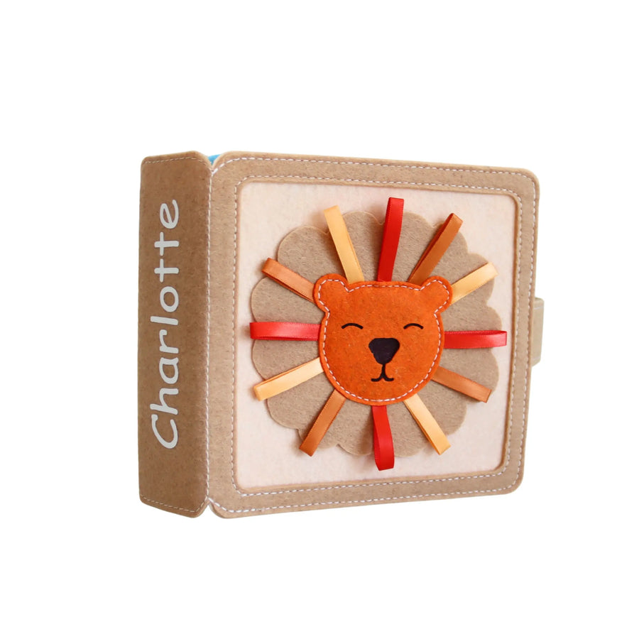 Mini Quiet Book Löwe – Beispiel Personalisierung mit Namen